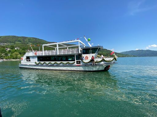  Die komplett renovierte MS Mondseeland auf erster
Fahrt im Mondsee. Einlaufen beim Festakt am 13. Mai 2022 beim
Seecafe Mondsee. Das Schiff ist festlich geschmückt.