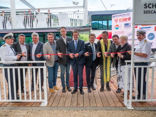 Vorschau Bild von Zur Einweihung der neuen MS Mondseeland wird von
der Familie Hargassner und Prominenten ein Band durchgeschnitten. Am
Anlegesteg direkt beim Seecafe Mondsee.