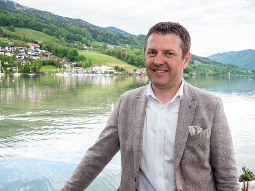 Vorschau Bild von Geschäftsführer der Schifffahrt Meindl GmbH, Herr
Christoph Buchbauer, an der Reling der MS Mondseeland.