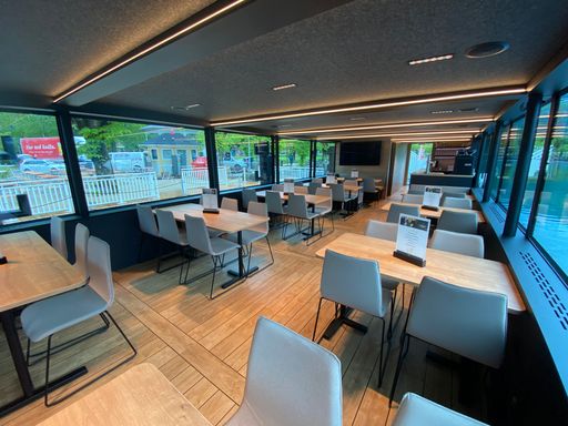 Vorschau Bild von Die exklusive Passagierkabine der MS Mondseeland
fasst 48 Plätze und eine Bar sowie modernste Sanitärräume. Die
Kabine ist barrierefrei und mit modernster Sound- und Lichttechnik
ausgestattet. Gestaltet wurde sie von den
Inneneinrichtungsarchitekten Wögerer GmbH aus Steyr.