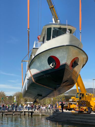 Vorschau Bild von Die komplett erneuerte MS Mondseeland wird am 29.
April 2022 mit zwei Schwerlastkränen der Firma Prangl an der
Seepromenade in Mondsee in den See gekrant. Das Schiff hat knapp 60
Tonnen. Viele Schaulustige sehen zu.