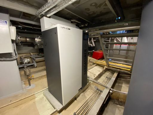 Vorschau Bild von Die erste und einzige Pelletsheizung, die zur See
fährt. Der Hargassner Nano-Pk mit 12,2 kW ist in den Rumpf der MS
Mondseeland eingebaut und sorgt gemeinsam mit einem Pufferspeicher
und einem Pelletsvorratbehälter für Warmwasser und CO2neutrale Wärme
vor allem im Winterbetrieb des Schiffes.
