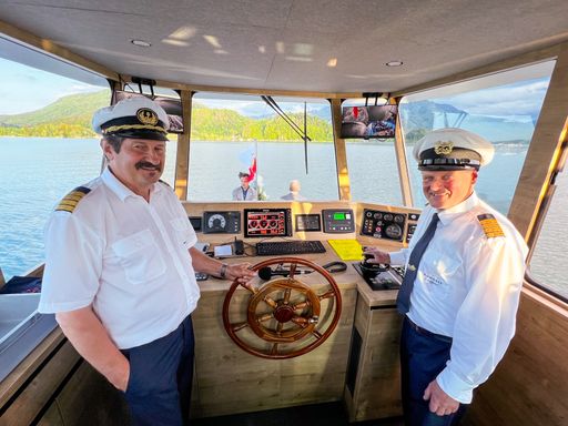 Vorschau Bild von Die Kapitäne der neuen MS Mondseeland im neuen
Steuerhaus bei der Einweihung am 13. Mai 2022 Links: Karl Kinast
Rechts: Franz Meindl