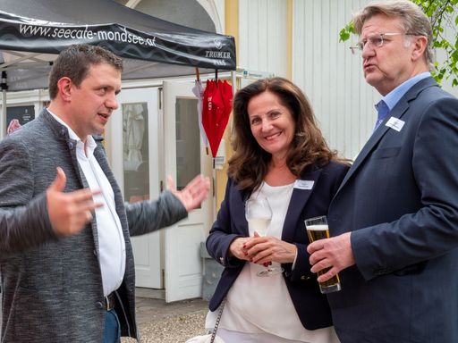 Vorschau Bild von Anton Hargassner jun. im Gespräch mit Gästen beim
Festakt bei der Einweihung der neuen MS Mondseeland.