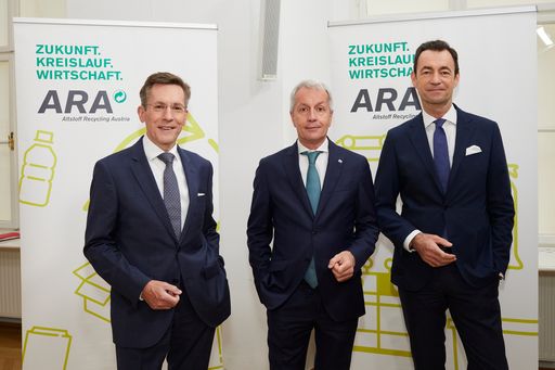 Vorschau Bild von https://www.apa-fotoservice.at/galerie/28986 - ARA
Jahrespressekonferenz 2022, ARA Vorstandsvorsitzender Christoph
Scharff, ARA Aufsichtsratsvorsitzende Alfred Berger, ARA Vorstand
Harald Hauke