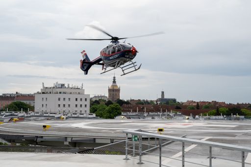 Der Polizeihubschrauber landet auf dem Heliport des
Traumazentrum Wien-Meidling