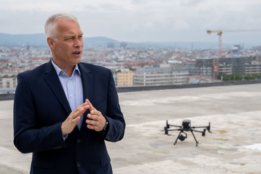 Vorschau Bild von Leiter der Flugpolizei, MR PhDr. Christian Stella
präsentiert die Drohne DJI Matrice M300 RTK