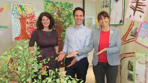 Bild zu OTS - Christoph Wiederkehr und Susanne Haslacher (r.) im
Büro von Nikki Gretz-Blanckenstein, das mittlerweile einer Galerie
gleicht.