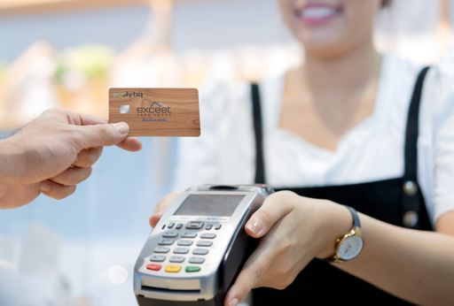 Die exceet Card Group, einer der führenden
Produzenten von Bezahlkarten, RFID-, Dual-Interface- und Chipkarten
kooperiert mit dem in Berlin ansässigen Green Banking Fintech
ecolytiq. Ziel der Zusammenarbeit ist es, gemeinsame Projekte für
umweltbewussteres Konsumverhalten im Zahlungsverkehr zu realisieren.