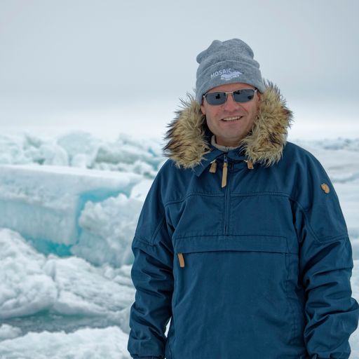 Vorschau Bild von Prof. Dr. Markus Rex, renommierter Polarforscher,
Leiter der Sektion Physik der Atmosphäre am AWI und Koordinator der
MOSAiC Expedition