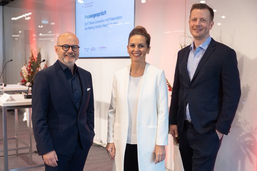  Die österreichische Kongress- und Tagungsbranche
traf sich auf den Österreichischen Tourismustagen (ÖTT) nach langer
Zeit wieder „in echt“. In einer gemeinsamen Pressekonferenz ließen
Sandra Neukart, neue COO der Österreich Werbung, Gerhard Stübe,
Präsident des Austrian Convention Bureau & Geschäftsführer
Kongresskultur Bregenz, und Christian Woronka, Sprecher der
Bundesländer Convention Bureaux, Leiter des Vienna Convention
Bureaus und des Marktmanagements im Wiener Tourismusverband, das
Jahr 2021 Revue passieren und blickten zuversichtlich in die
Zukunft.