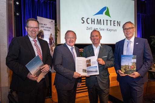 Das Ergebnis des Geschäftsjahres 2020/21 wurden den
Aktienteilhaberinnen und Aktienteilhabern sowie den geladenen Gästen
von der Geschäftsleitung und dem Aufsichtsrat-Vorsitzenden Dr. Hans
Peter Schützinger präsentiert. Im Bild von links: Prokurist Ernst
Eder, Vorstand der Schmittenhöhebahn AG Dr. Erich Egger, Dr. Hans
Peter Schützinger und Prokurist Ing. Johannes Mayer.