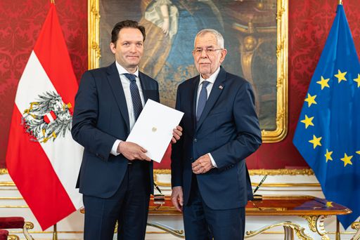Angelobung von Bundesminister Norbert Totschnig durch
Bundespräsident Alexander Van der Bellen.