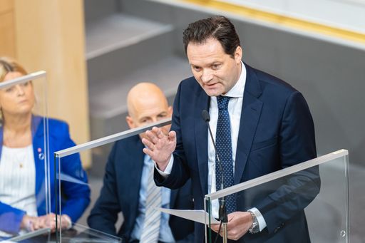 Vorschau Bild von Nach seiner Angelobung durch Bundespräsident Alexander Van der
Bellen skizziert Bundesminister Norbert Totschnig dem Nationalrat
seine Werte und Ziele.