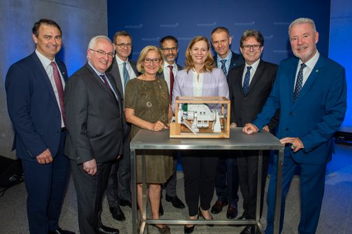 Ludwig Gold, Geschäftsführer MedAustron, Eugen B. Hug,
Medizinischer Direktor und Geschäftsführer MedAustron, Joachim
Widder, Leiter Universitätsklinik für Radioonkologie und
Comprehensive Cancer Center, Medizinische Universität Wien /
Universitätsklinikum AKH Wien, Johanna Mikl-Leitner, Landeshauptfrau
Niederösterreich, Brad Hoppe, Medical Director of Particle Therapy,
Mayo Clinic Florida and Professor of Radiation Oncology, Charlotte
Warakaulle, Director for International Relations CERN, Alfred Zens,
Vorstand NÖ Landesgesundheitsagentur, Martin Polaschek,
Bundesminister für Bildung, Wissenschaft und Forschung und Klaus
Schneeberger, MedAustron Aufsichtsratsvorsitzender, mit dem Modell
des neuen Behandlungsraums