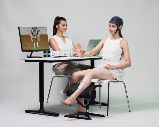 Vorschau Bild von Therapie Situation mit MS-Patientin und Therapeutin
wärend Patientin recoveriX Therapie durchführt, wird ihre Hand
stimuliert