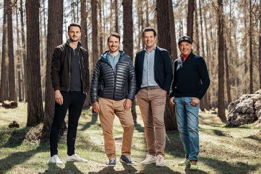  Im Bild v.l.n.r.: Hannes
Artner (ELK Marketingleiter), Felix Neureuther (ehemaliger
Skirennfahrer & ELK Markenbotschafter), Thomas Scheriau (ELK
Geschäftsführer), Christian Neureuther (ehemaliger Skirennfahrer,
Vater & Manager von Felix Neureuther)