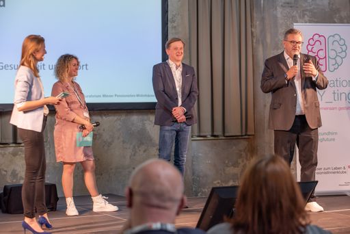 Den Tag der Pflege und Betreuung nutzten die
MitarbeiterInnen des Kuratoriums Wiener Pensionisten-Wohnhäuser
(KWP) für einen zukunftsweisenden Vorstoß. So lud das KWP erstmalig
zu einem Kongress ein, bei dem sich alles um Vernetzung und
Innovation drehte. Denn: „Die stetige Weiterentwicklung und
Verbesserung der Leistungen ist ein zentrales Merkmal der Häuser zum
Leben und der PensionistInnenklubs. Als größter Anbieter Österreichs
deckt das KWP sämtliche Aspekte der SeniorInnen-Betreuung ab. Das
geht nur mit Innovation und Vernetzung – und dabei wollen wir auch
weiterhin eine Vorreiterrolle einnehmen,“ erklärt Peter Hacker,
Stadtrat für Gesundheit und Soziales, der den Innovation-Day
eröffnete.