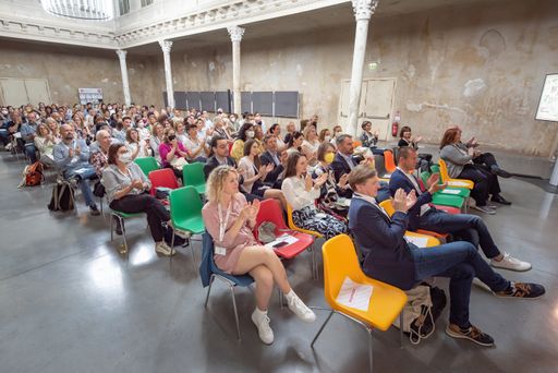 Vorschau Bild von Unter den rund 200 TeilnehmerInnen, die sich in der
Wiener Trend-Location „Reaktor“ einfanden, waren sowohl
MitarbeiterInnen der Häuser zum Leben und PensionistInnenklubs, als
auch VertreterInnen verschiedenster Branchen wie Digitalisierung,
Mobilität und ExpertInnen der wichtigsten Forschungseinrichtungen
anwesend.