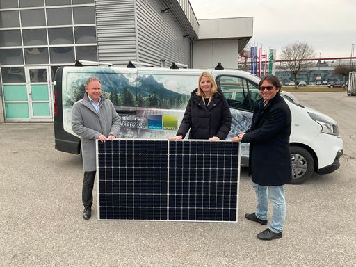  v.l.n.r: Roland Gstöttner (CLEEN Energy AG), Katrin Auer
(Stadträtin Steyr) und Peter Hochgatterer (Geschäftsführer
Stadtbetriebe Steyr) bei der Inbetriebnahme des ersten Abschnittes
der Photovoltaik-Anlage bei den Stadtbetrieben Steyr.