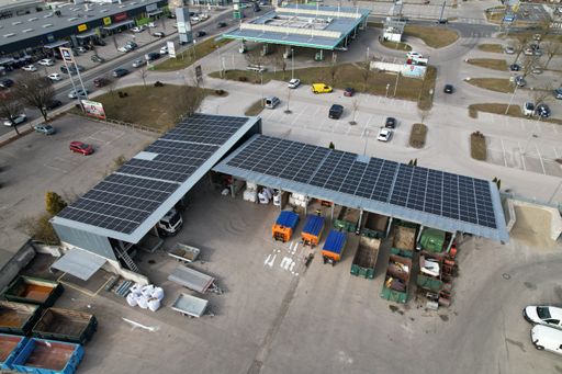 Vorschau Bild von Die Panele der Photovoltaikanlage werten den bisher ungenutzten
Platz auf Flugdächern der Stadtbetriebe Steyr auf.