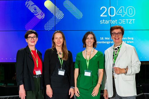 V.l.n.r.: Henriette Spyra, Leiterin der Sektion
Innovation und Technologie im BMK, Susanne Supper, Cluster Managerin
von Green Energy Lab, Raphaela Reinfeld, Obfrau und Sprecherin von
Green Energy Lab, Theresia Vogel, Geschäftsführerin des Klima- und
Energiefonds
