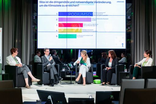 Vorschau Bild von V.l.n.r.: Theresia Vogel, Geschäftsführerin des
Klima- und Energiefonds, Fabian Kesicki, Vereinsvorstand Green
Energy Lab, Moderatorin Sabine Loho, Albana Ilo vom Institut für
Energiesysteme und elektrische Antriebe der TU Wien und
Keynote-Speakerin Christiane Varga.