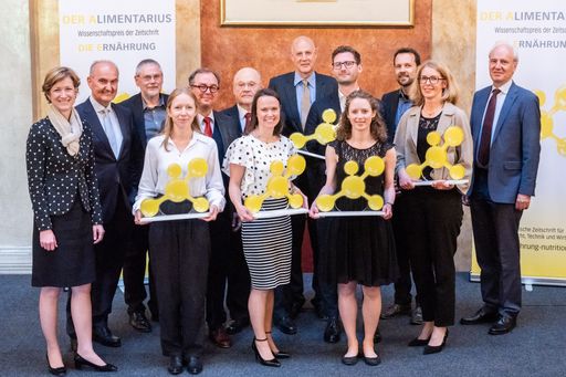 Fachzeitschrift DIE ERNÄHRUNG feiert herausragende
wissenschaftliche Leistungen in einem Festakt in den Wiener
Börsensälen Wissenschaftspreis DER ALIMENTARIUS als Symbol für
Zukunftsorientierung Ausführliche Berichte über die Arbeiten und den
Festakt werden in der Fachzeitschrift DIE ERNÄHRUNG sowie auf der
Webseite www.ernaehrung-nutrition.at veröffentlicht.