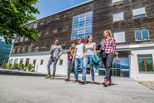 Studierende stellen dem Studiengang Holztechnologie & Holzbau am
Campus Kuchl im CHE-Ranking Bestnoten aus.