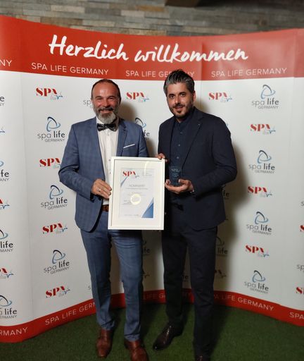 Geschäftsführer Peter Prisching (links) und
Spa-Manager Hannes Deimling mit der begehrten Auszeichnung der Spa
Star Awards