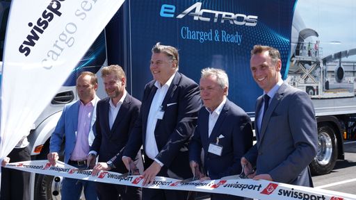 v.l.n.r.: Mag. Thomas Ram, Bürgermeister
Fischamend, Andreas Ottendorf, Niederlassungsleiter Wien/COO
Swissport Cargo Services Austria, Henning Dieter, CEO Swissport
Deutschland & Österreich, Christian Vogt, Geschäftsführer DLH
Deutsche Logistik Holding und Jochen Danninger, Landesrat für
Wirtschaft, Tourismus und Sport