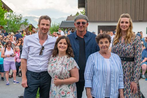 Hans Sigl, Monika Baumgartner, Ronja Forcher, Heiko
Ruprecht und Andrea Gerhard beim Bergdoktor-Fantag 2022 in Going am
Wilden Kaiser.