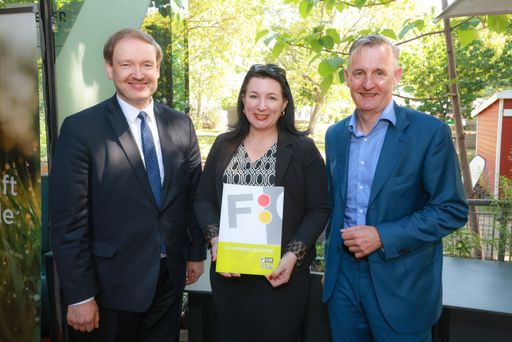 Univ.-Prof. Dr. Christian Helmenstein vom Economica
Institut für Wirtschaftsforschung, Dr. Anna Kleissner von Econmove
und DI Peter Weinelt, Obmann des Fachverbands Gas Wärme (FGW) und
Generaldirektor-Stellvertreter der Wiener Stadtwerke GmbH (v.l.n.r.)