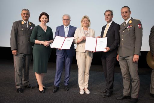 Teilnahme von Frau Bundesminister Klaudia Tanner
beim Frühlingsempfang des MilKdo OÖ in Linz. Übergabe der
Auszeichnungen "Partner des Bundesheeres" an den Bürgermeister von
Linz Mag.Mag. Luger und an den Präsidenten der oberösterreichischen
Industriellenvereinigung Dr. Axel Greiner
