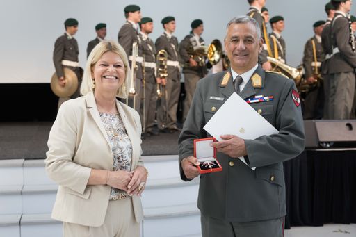 Vorschau Bild von Teilnahme von Frau Bundesminister Klaudia Tanner
beim Frühlingsempfang des MilKdo OÖ in Linz. Übergabe des großen
Ehrenzeichens der Republik an den Militärkommandanten von
Oberösterreich Mag. Dieter Muhr.
