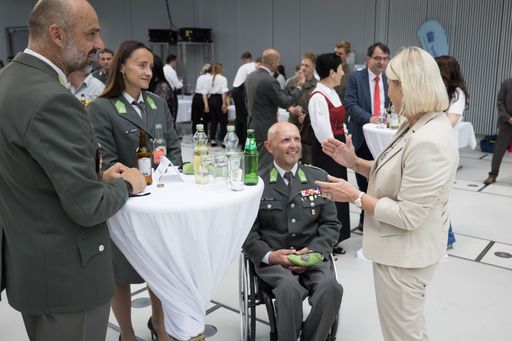 Vorschau Bild von Teilnahme von Frau Bundesminister Klaudia Tanner
beim Frühlingsempfang des MilKdo OÖ in Linz.Am Bild:
Verteidigungsministerin Klaudia Tanner mit Heeresspitzensportlern
aus Oberösterreich - u.a. mit Walter Ablinger - Handbike
Paralympics-Goldmedaillengewinner