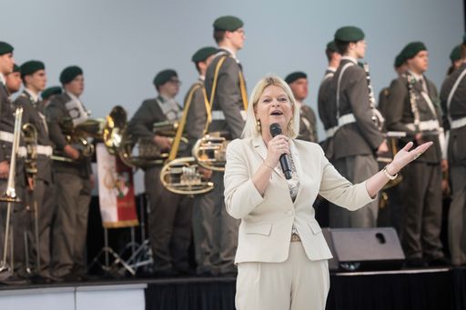 Vorschau Bild von Teilnahme von Frau Bundesminister Klaudia Tanner
beim Frühlingsempfang des MilKdo OÖ in Linz. Am Bild: Ansprache
Verteidigungsministerin Klaudia Tanner