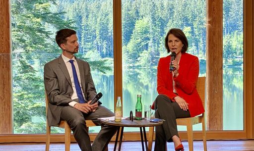Europaministerin Karoline Edtstadler im Gespräch
mit Ivo Mijnssen (Präsident der Auslandspresse in Wien).