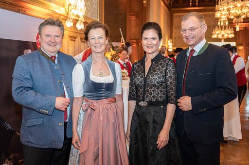 Wiens Bürgermeister Michael Ludwig mit Gattin
Irmtraud Rossgatterer, und Oberösterreichs Landeshauptmann Thomas
Stelzer mit Gattin Bettina Stelzer-Wögerer.