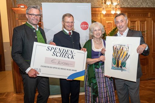 Vorschau Bild von Thomas Märzinger, Landesgeschäftsleiter-Stv. Rotes
Kreuz Oberösterreich, Landeshauptmann Thomas Stelzer, Irene und
Josef Schütz, Schütz Art Museum in Engelhartszell, bei der
Scheckübergabe nach der Versteigerung des Bildes von Enrique
Fuentes.