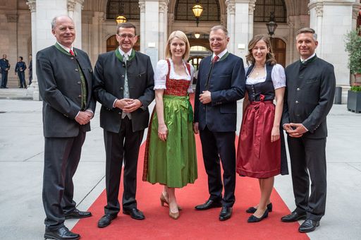Vorschau Bild von Othmar Thann, Obmann des Vereins der
Oberösterreicher in Wien, Landesrat Markus Achleitner,
Landeshauptmann-Stellvertreterin Christine Haberlander,
Landeshauptmann Thomas Stelzer, Staatssekretärin Claudia Plakolm und
Landesrat Wolfgang Hattmannsdorfer.