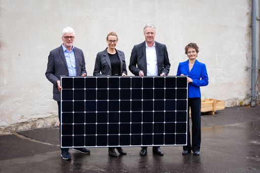 v.l.n.r.: Roland Kuras (Geschäftsführer
PowerSolution), Monika Bäumel, (Nachhaltigkeitsverantwortliche
Volksbanken-Verbund und Leitung Kommunikation Volksbank Wien),
Robert Walenta (stv. Leiter Unternehmens- und Immobilienfinanzierung
Volksbank Wien), Barbara Pogacar (Leiterin Gründungsservice ÖGV) ©
Veronika Steinberger/LAGOTA Werbeagentur