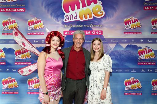 Weltpremiere von MIA AND ME - DAS GEHEIMNIS VON CENTOPIA in der
ASTOR Film Lounge im ARRI, München; Gedeon Burkhard (Synchronstimme
"Toxor") mit der Interpretin des Titelsongs "Komm und flieg mit
mir", Lisa-Marie und "Mia" (Alexandra Kremic) / Weiterer Text über
ots und www.presseportal.de/nr/12946 / Die Verwendung dieses Bildes
ist für redaktionelle Zwecke unter Beachtung ggf. genannter
Nutzungsbedingungen honorarfrei. Veröffentlichung bitte mit
Bildrechte-Hinweis.