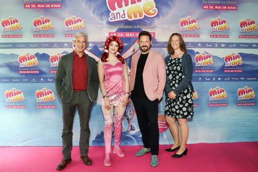 Vorschau Bild von Weltpremiere von MIA AND ME - DAS GEHEIMNIS VON CENTOPIA in der
ASTOR Film Lounge im ARRI, München; Gedeon Burkhard (Synchronstimme
"Toxor") mit Geschäftsführer und Produzent Martin Krieger und Line
Producer Annika Hirsch, beide Studio 100 / Weiterer Text über ots
und www.presseportal.de/nr/12946 / Die Verwendung dieses Bildes ist
für redaktionelle Zwecke unter Beachtung ggf. genannter
Nutzungsbedingungen honorarfrei. Veröffentlichung bitte mit
Bildrechte-Hinweis.