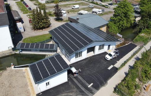  Eine moderne Photovoltaikanlage nutzt die gesamte Dachfläche des
Wasserkraftwerks.