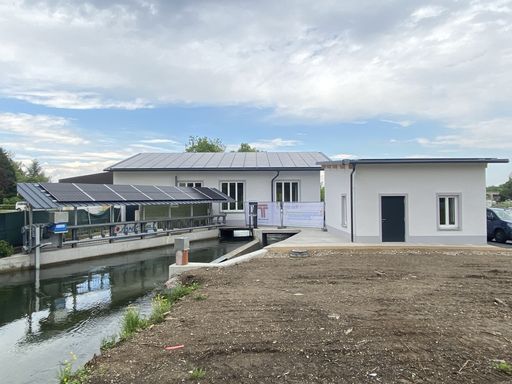 Vorschau Bild von Wasserkraftwerk Schüller St. Pölten Außenansicht mit Einlauf des
Kraftwerks.