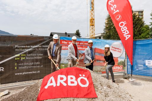 Spatenstich ARBÖ Prüfzentrum Wörgl: v.l.n.r.:
Michael Riedhart, Bürgermeister der Stadtgemeinde Wörgl; Helmut
Glantschig, Präsident ARBÖ-Tirol; Dr. Peter Rezar, Präsident
ARBÖ-Bundesorganisation; Ing. Melanie Partoll, Stadtbaumeisterin der
Stadtgmeinde Wörgl.