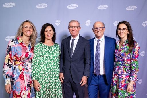 Vorschau Bild von Auf dem Eröffnungsfest (von links): Katharina,
Brigitte, Hans Georg und Stefanie Hagleitner mit Wilfried Haslauer,
dem Landeshauptmann von Salzburg (Mitte)