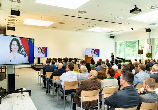 Vorschau Bild von EU- und Verfassungsministerin Karoline Edtstadler
überbringt eine Videobotschaft