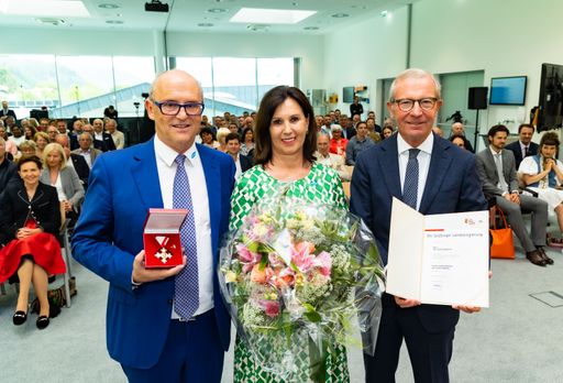 Vorschau Bild von https://www.apa-fotoservice.at/galerie/29192/
Landeshauptmann Wilfried Haslauer (rechts) hat Hans Georg Hagleitner 
das Große Verdienstzeichen des Landes Salzburg verliehen – hier 
gemeinsam mit seiner Frau Brigitte Hagleitner abgebildet (Mitte)